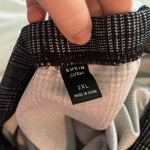 Classic Black and White Pencil Skirt - Picture 3 of 3